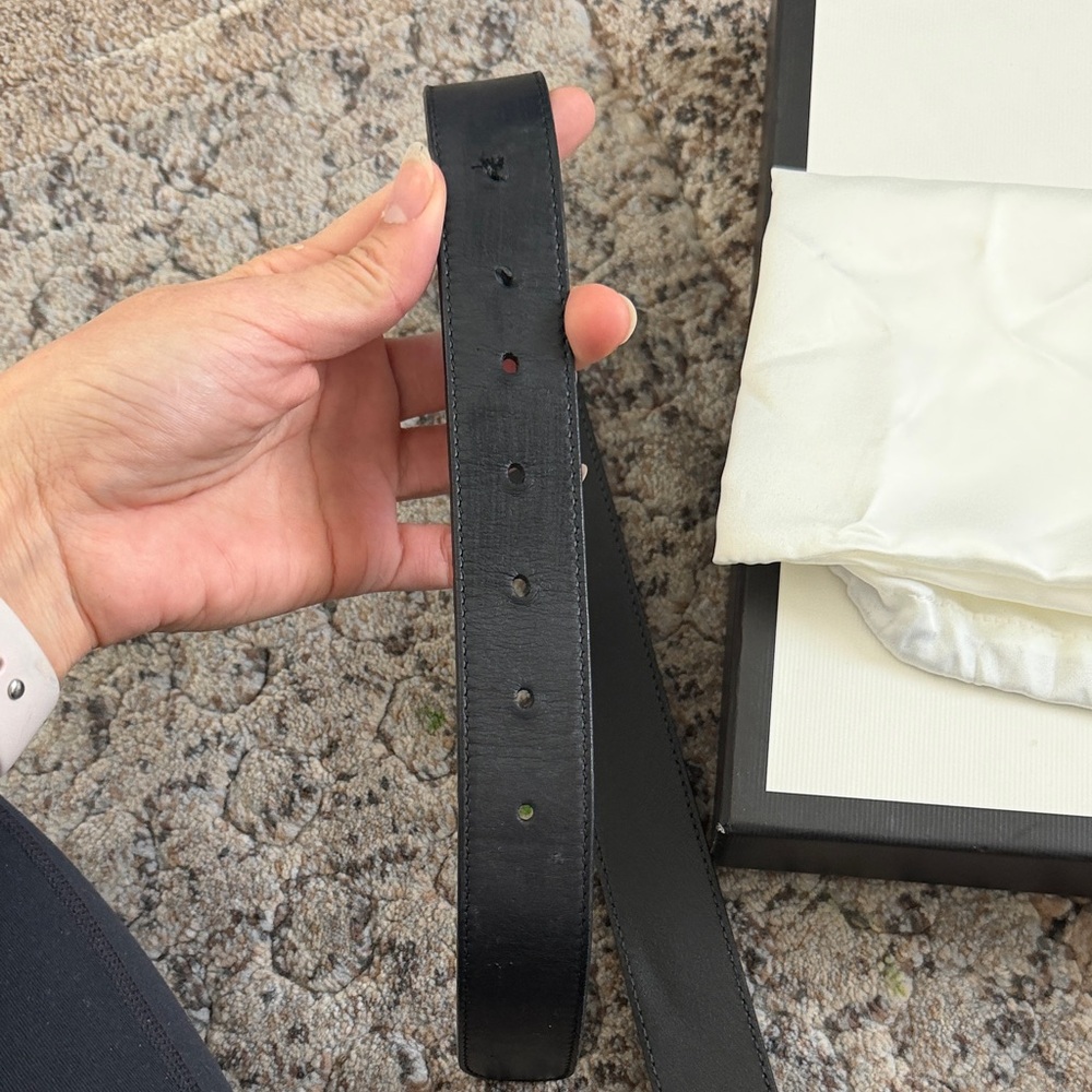 Gucci Unisex Black Leather Belt with Antique Gold Double G Buckle - Picture 5 of 8